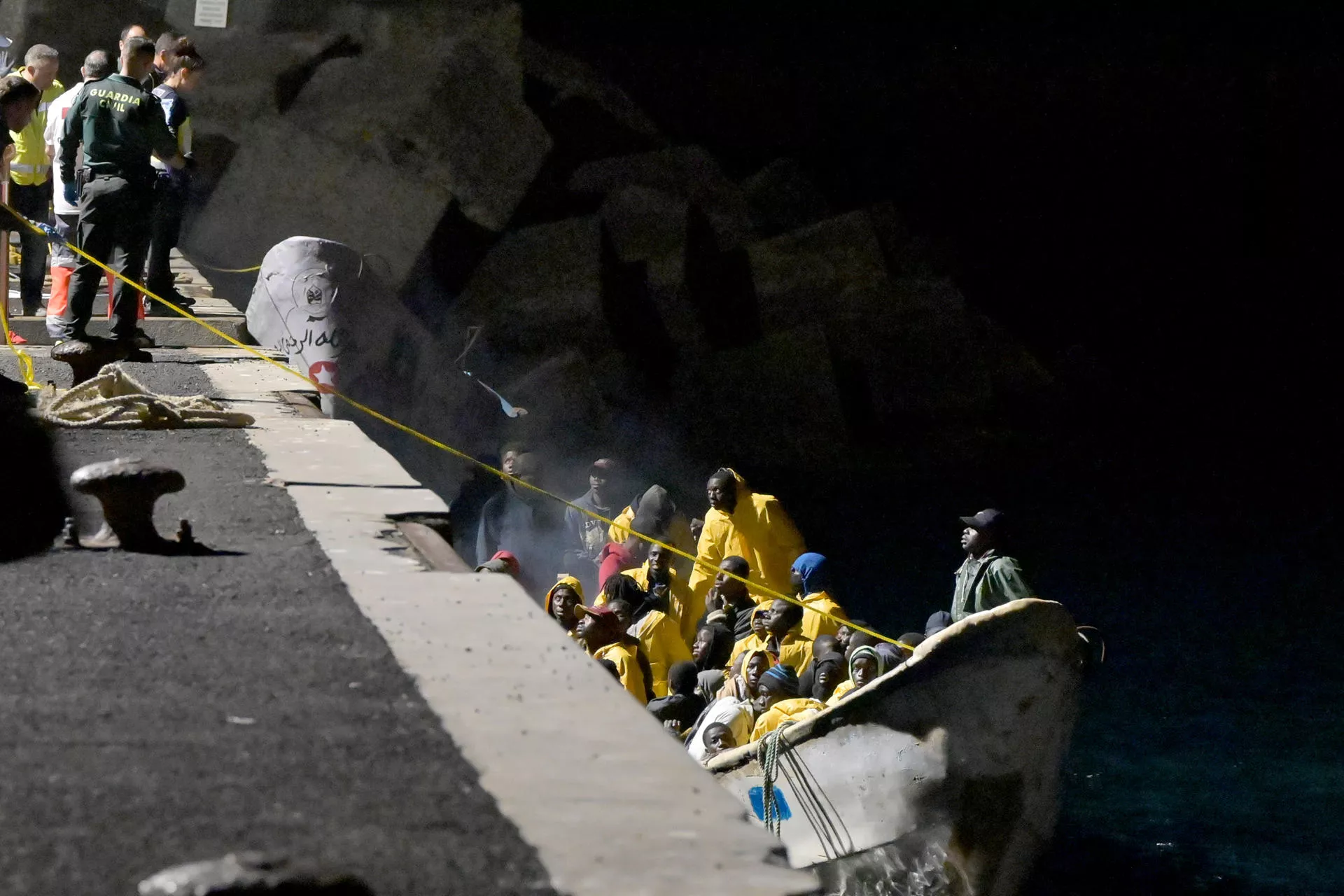 Imagen de personas migrantes rescatados por Salvamento Marítimo en el puerto de La Restinga, en El Hierro / ARCHIVO - EFE - GELMERT FINOL 