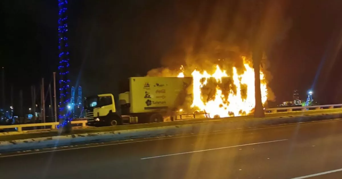 Incendio de un camión en la Avenida Marítima de Las Palmas de Gran Canaria / BOMBEROS DE LAS PALMAS DE GRAN CANARIA