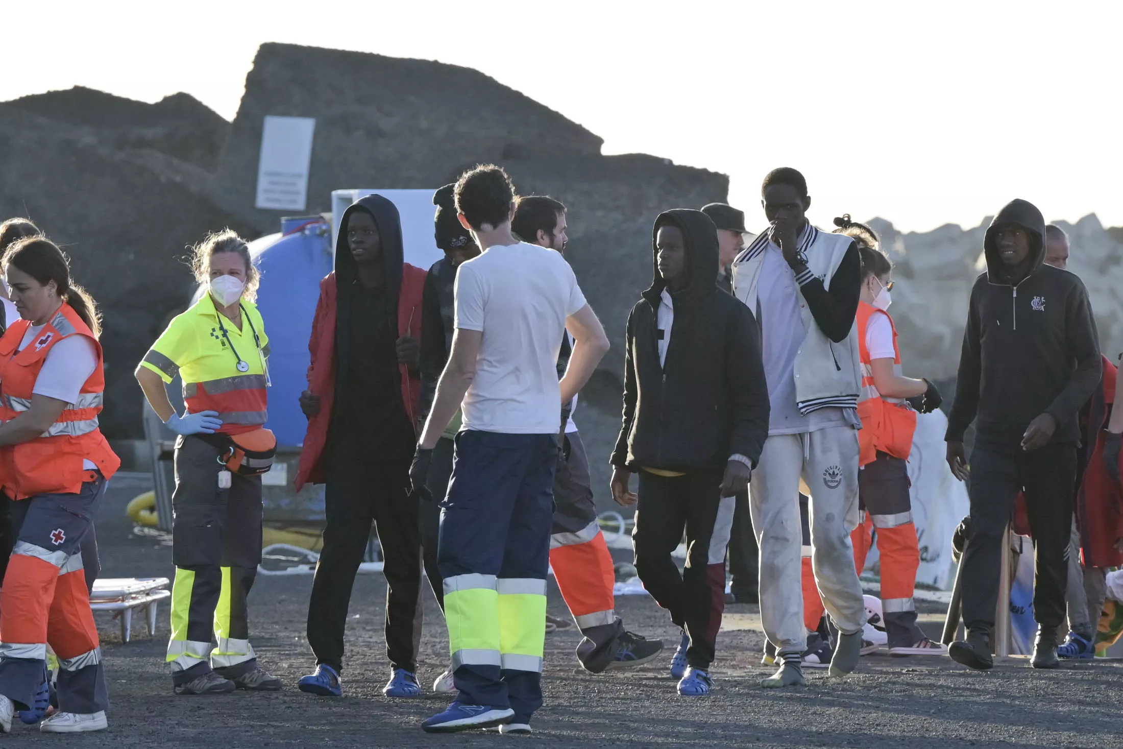 Miembros de la Cruz Roja atienden a inmigrantes rescatados por Salvamento Marítimo / EFE / GELMERT FINOL
