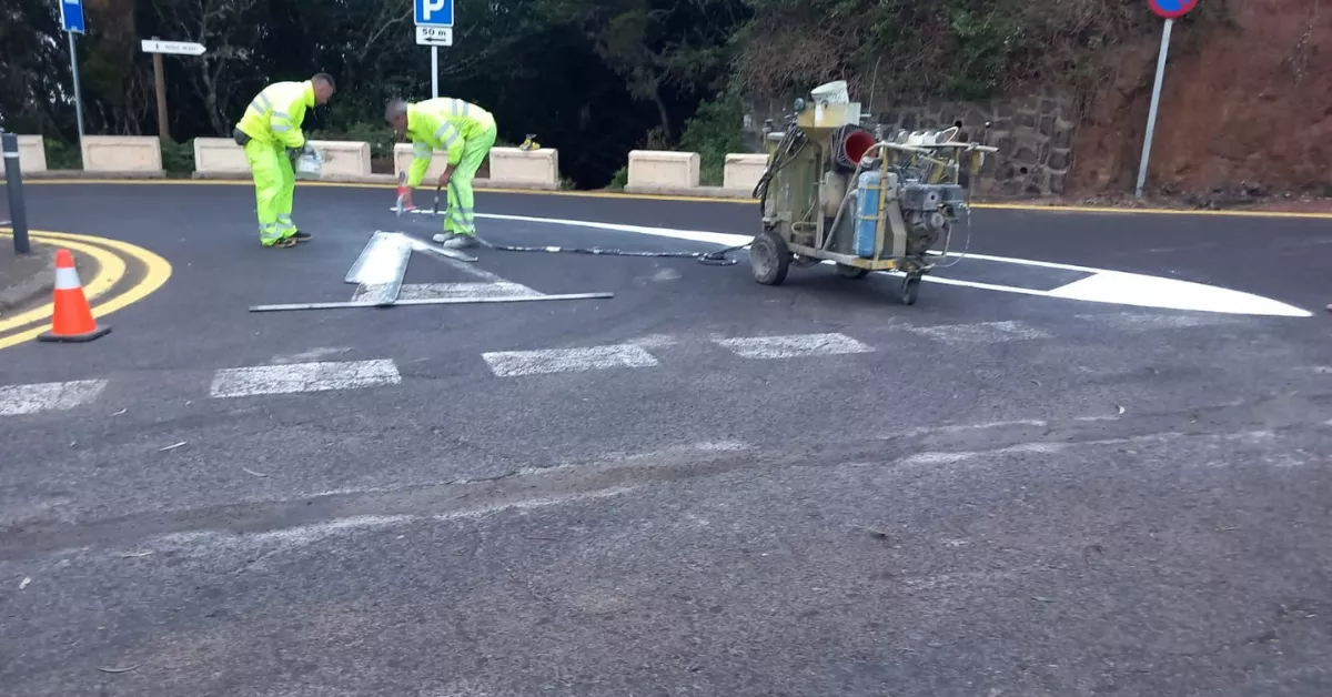 Operarios del Cabildo de Tenerife repintando las señales del suelo de una carretera./ CEDIDA Operarios del Cabildo de Tenerife repintando las señales del suelo de una carretera./ CEDIDA