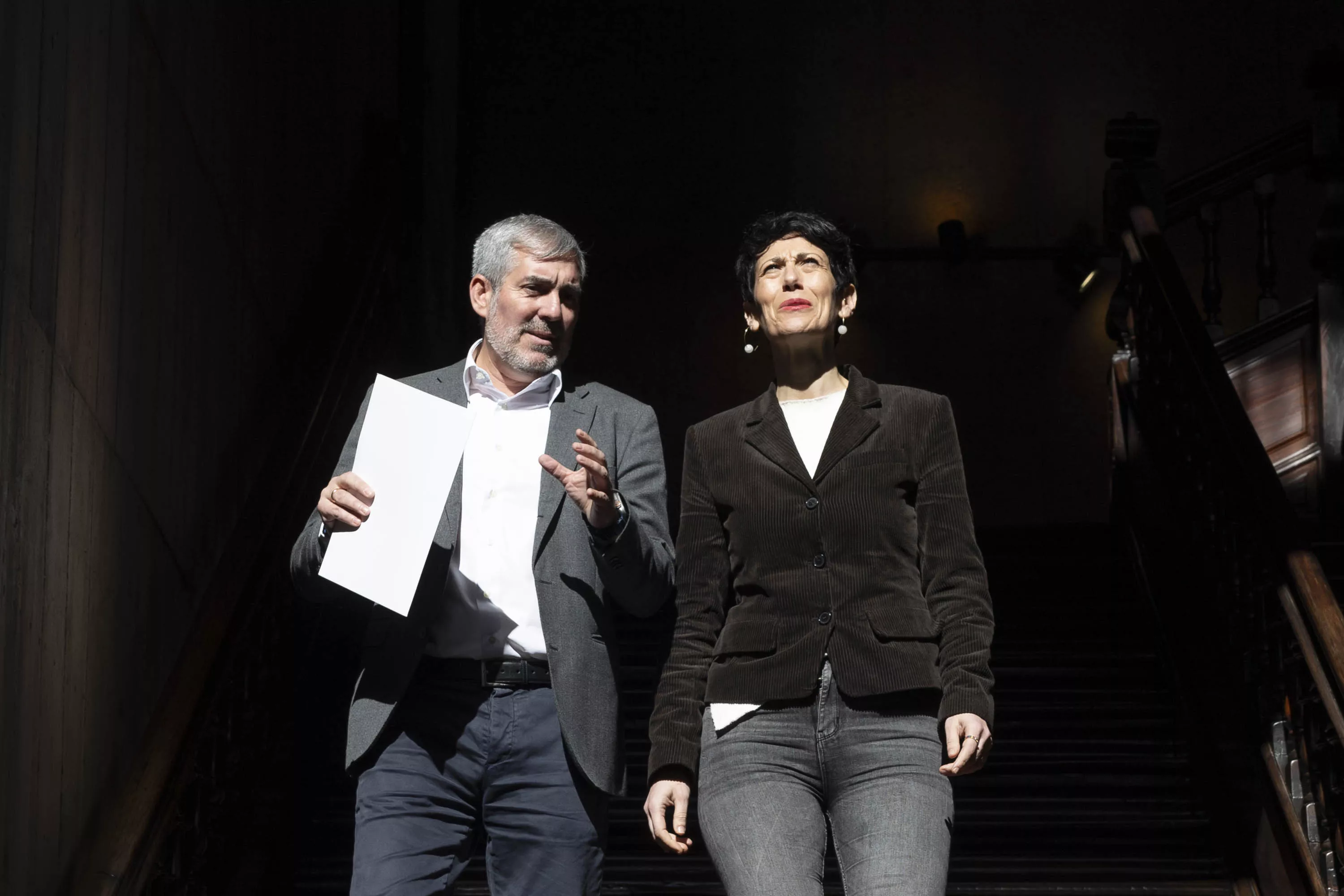 El presidente del Gobierno de Canarias, Fernando Clavijo, y la ministra de Inclusión, Seguridad Social y Migraciones, Elma Saiz. / MIGUEL BARRETO-EFE