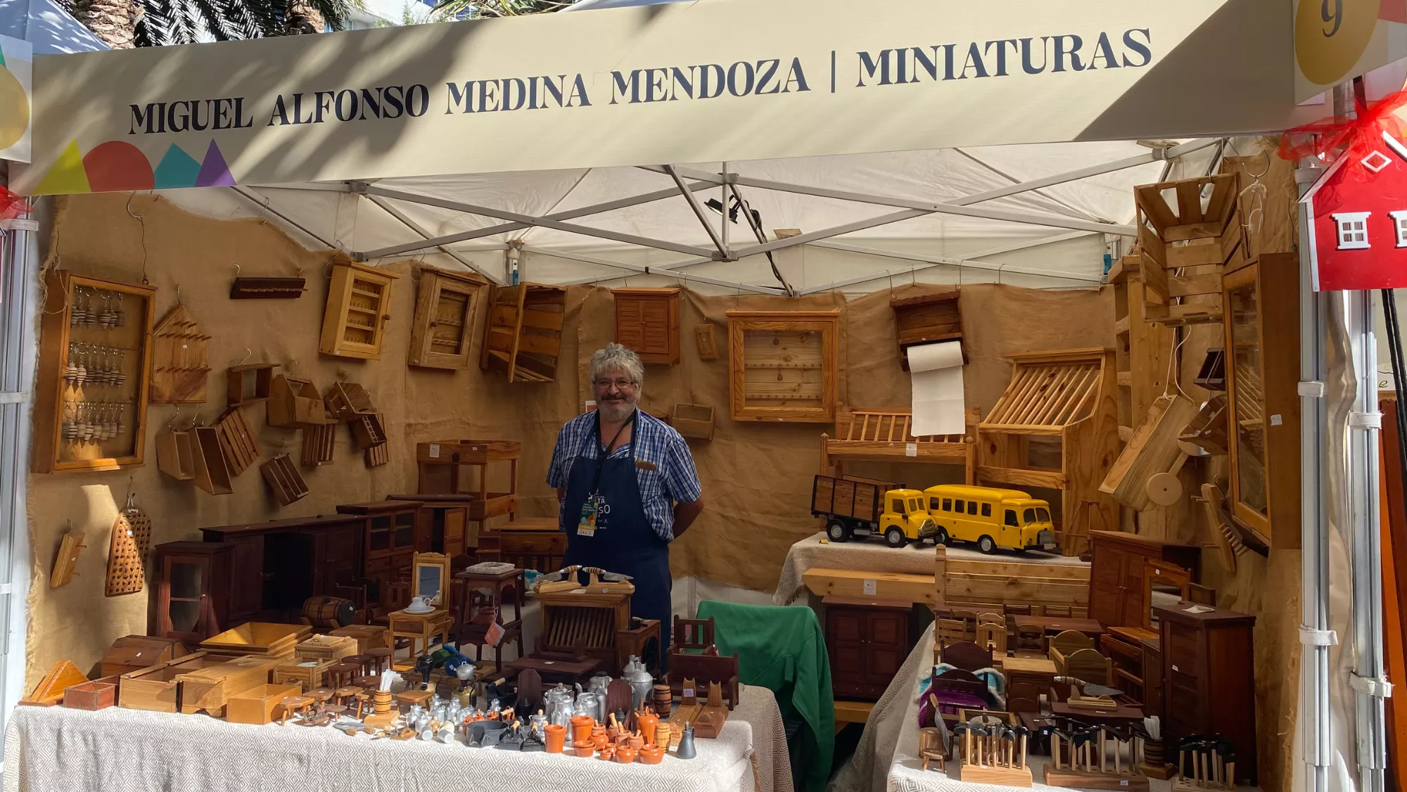 Miguel Alfonso Medina, carpintero tradicional con su puesto de artesanía / ATLÁNTICO HOY