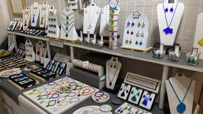 Collares y pendientes elaborados por Tuula Giraldo a base de vidrio / ATLÁNTICO HOY Collares y pendientes elaborados por Tuula Giraldo a base de vidrio / ATLÁNTICO HOY