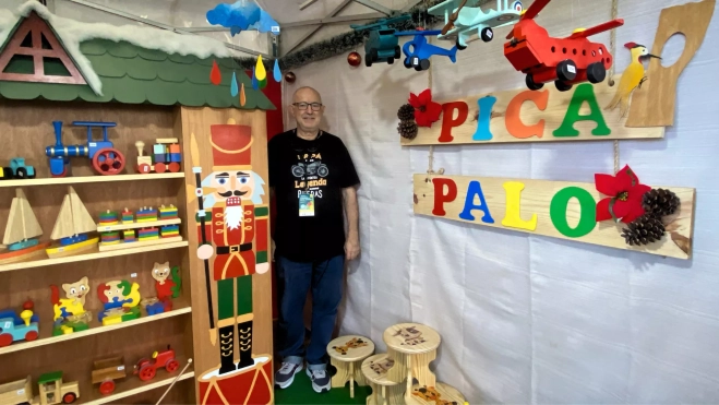 Gerardo Maya, artesano en su puesto rodeado de juguetes / ATLÁNTICO HOY