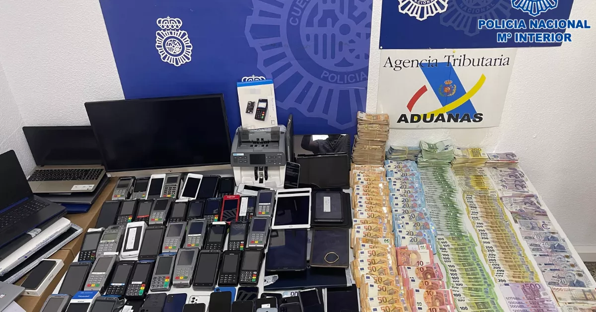 Artículos incautados por la Policía Nacional en una operación en el sur de Tenerife contra una banda que estafaba a turistas de tercera edad./ CEDIDA