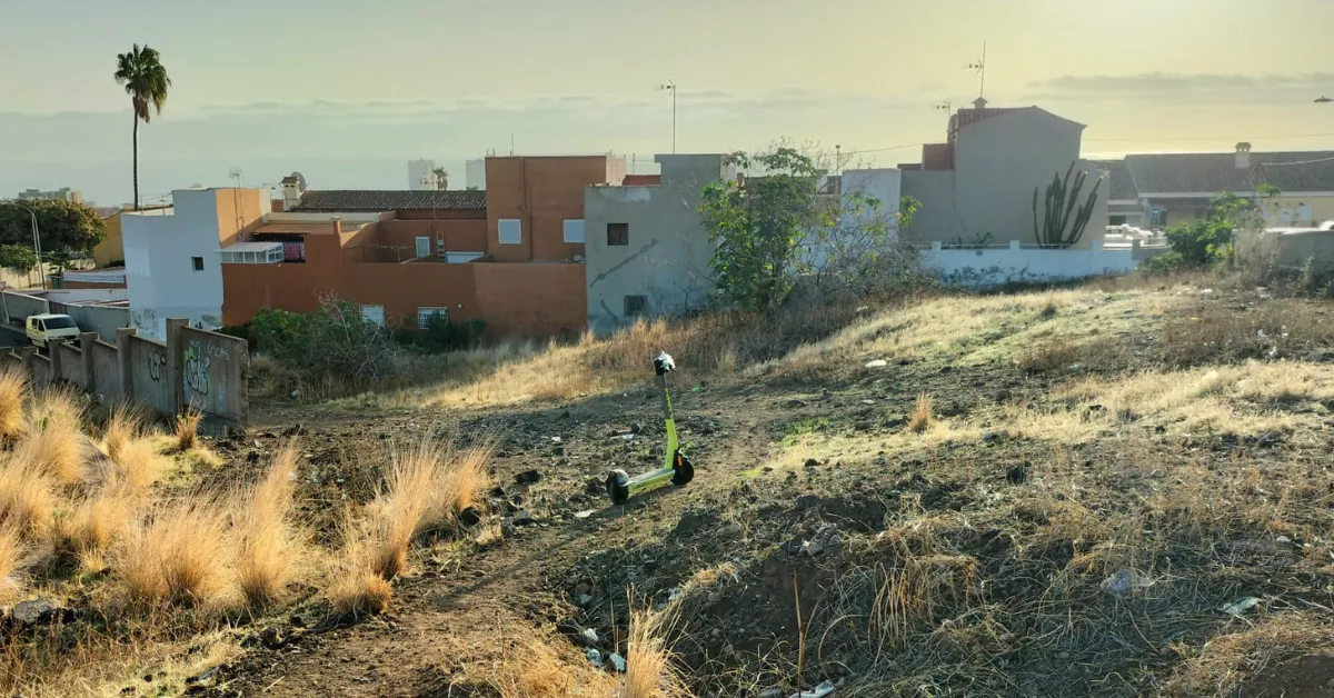 Un patinete mal aparcado en Santa Cruz de Tenerife./ AH