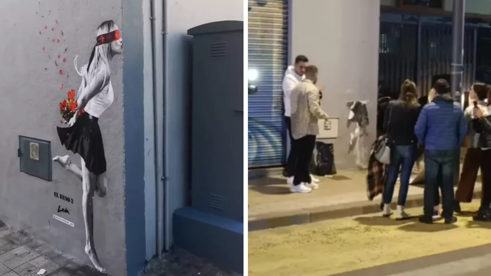 'El Beso 2'. A la derecha, Alfonso León (blanco) monta el mural./ REDES