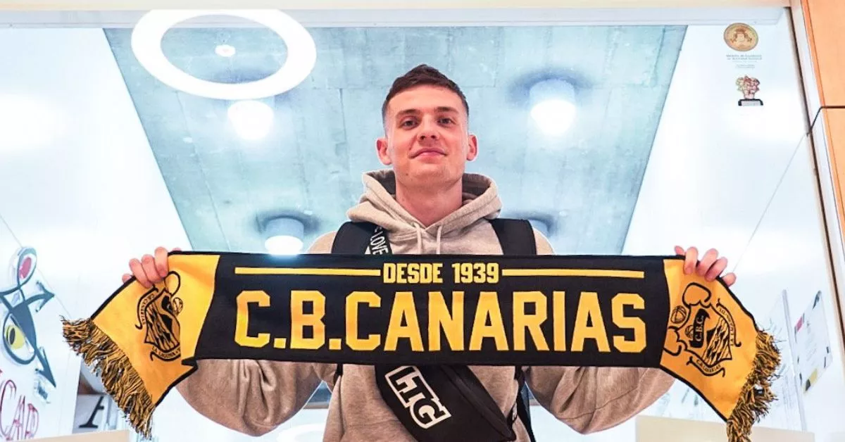 Kyle Guy posó con los colores del CB Canarias nada más llegar al aeropuerto de Los Rodeos este lunes 1 de enero./ CB CANARIAS.