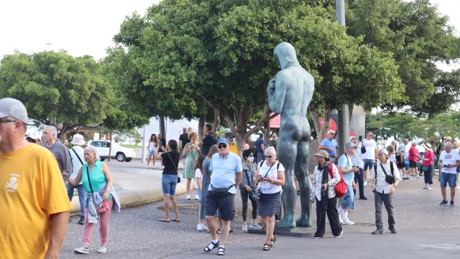 Un grupo de turistas en Santa Cruz de Tenerife. / AINOHA CRUZ-ATLÁNTICO HOY Un grupo de turistas en Santa Cruz de Tenerife. / AINOHA CRUZ-ATLÁNTICO HOY