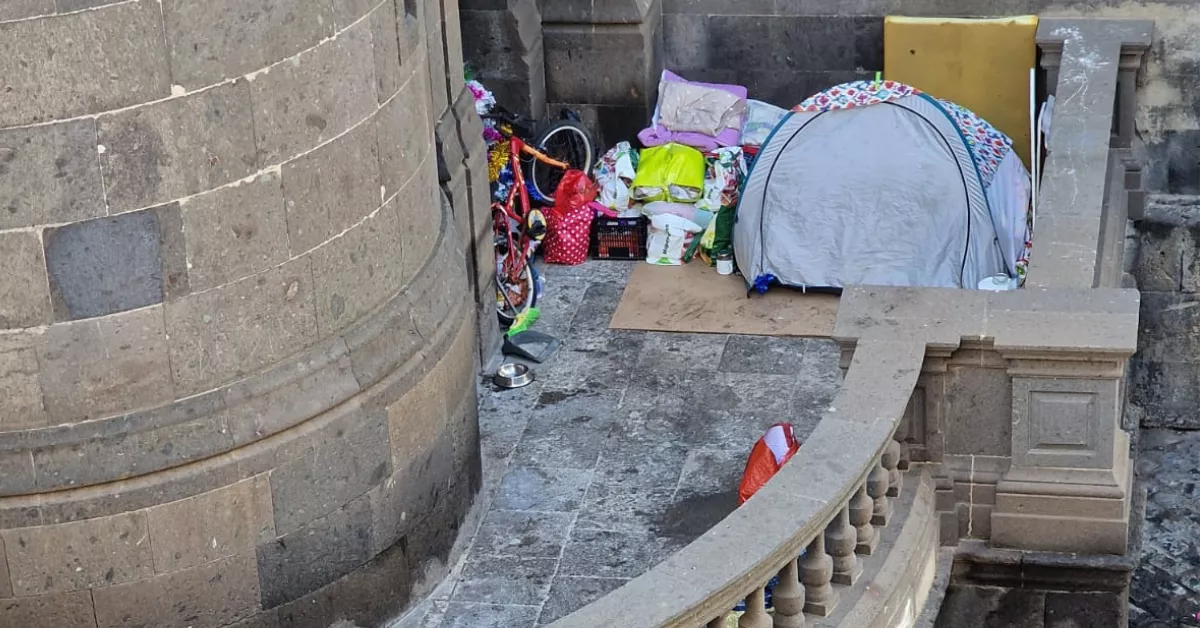 Unos sintecho instalaron una tienda de campaña en la Catedral de Canarias / ATLÁNTICO HOY