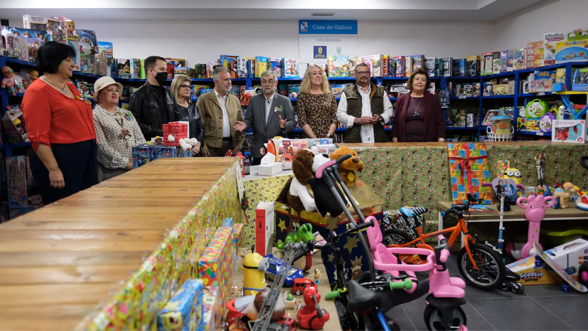 El ministro de Política Territorial y Memoria Democrática, Ángel Víctor Torres, acompañado por el presidente de la Casa de Galicia de Las Palmas Albino Aneiros / EFE - ÁNGEL MEDINA