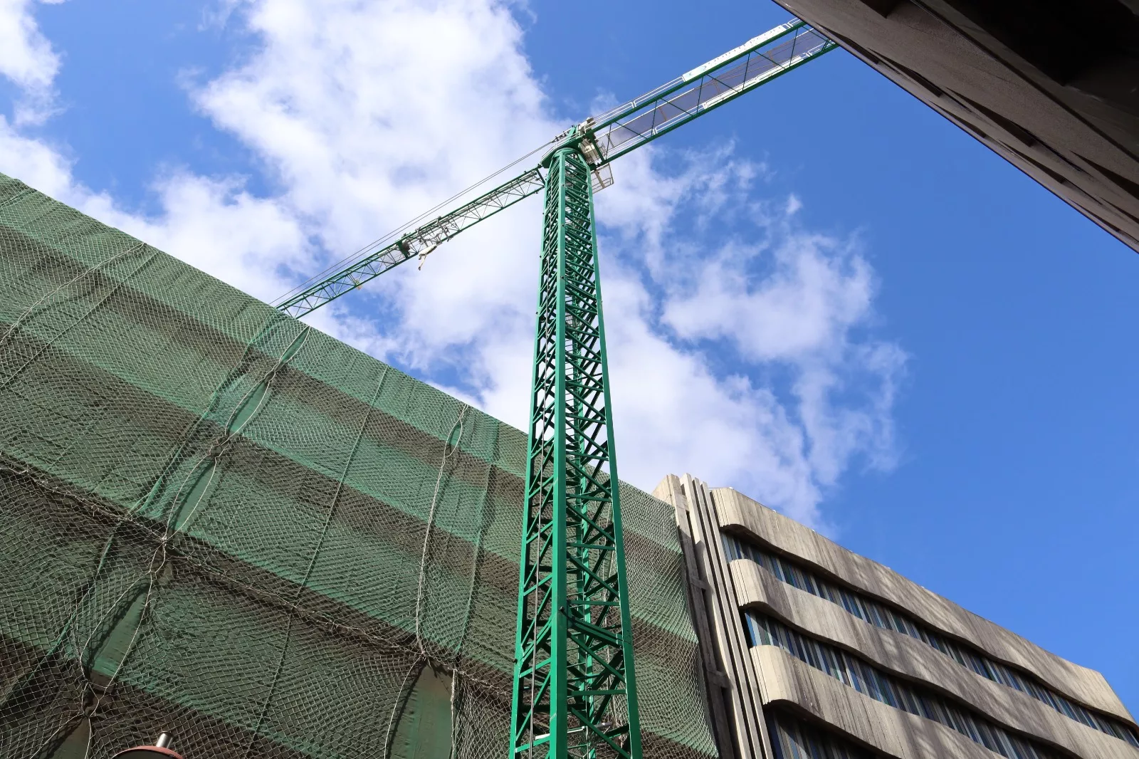 Una grúa en una construcción en Santa Cruz de Tenerife. / ATLÁNTICO HOY