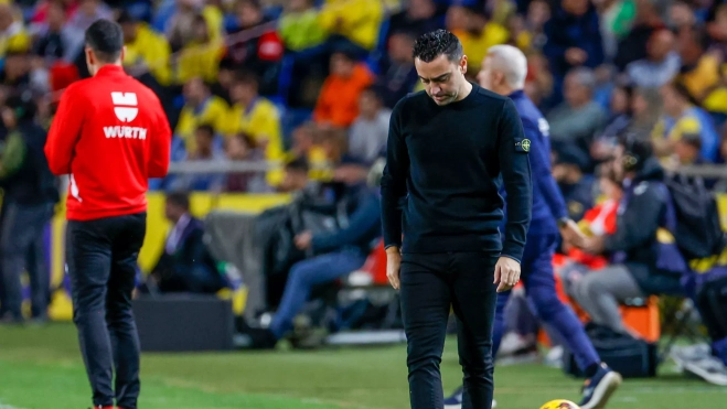 El entrenador del Barcelona, Xavi Hernández, durante el partido de LaLiga que se disputa este jueves en el estadio de Gran Canaria / EFE - QUIQUE CURBELO