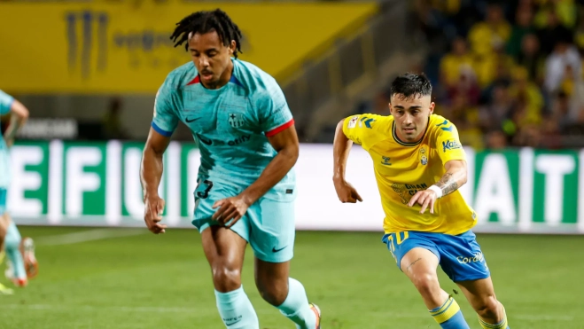 El entrenador del Barcelona, Xavi Hernández, durante el partido de LaLiga que se disputa este jueves en el estadio de Gran Canaria / EFE - QUIQUE CURBELO