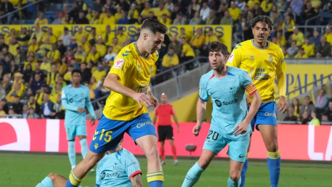 El defensa de la UD Las Palmas Mika Mármol conduce el balón ante el centrocampista del FC Barcelona Sergi Roberto / EFE - QUIQUE CURBELO