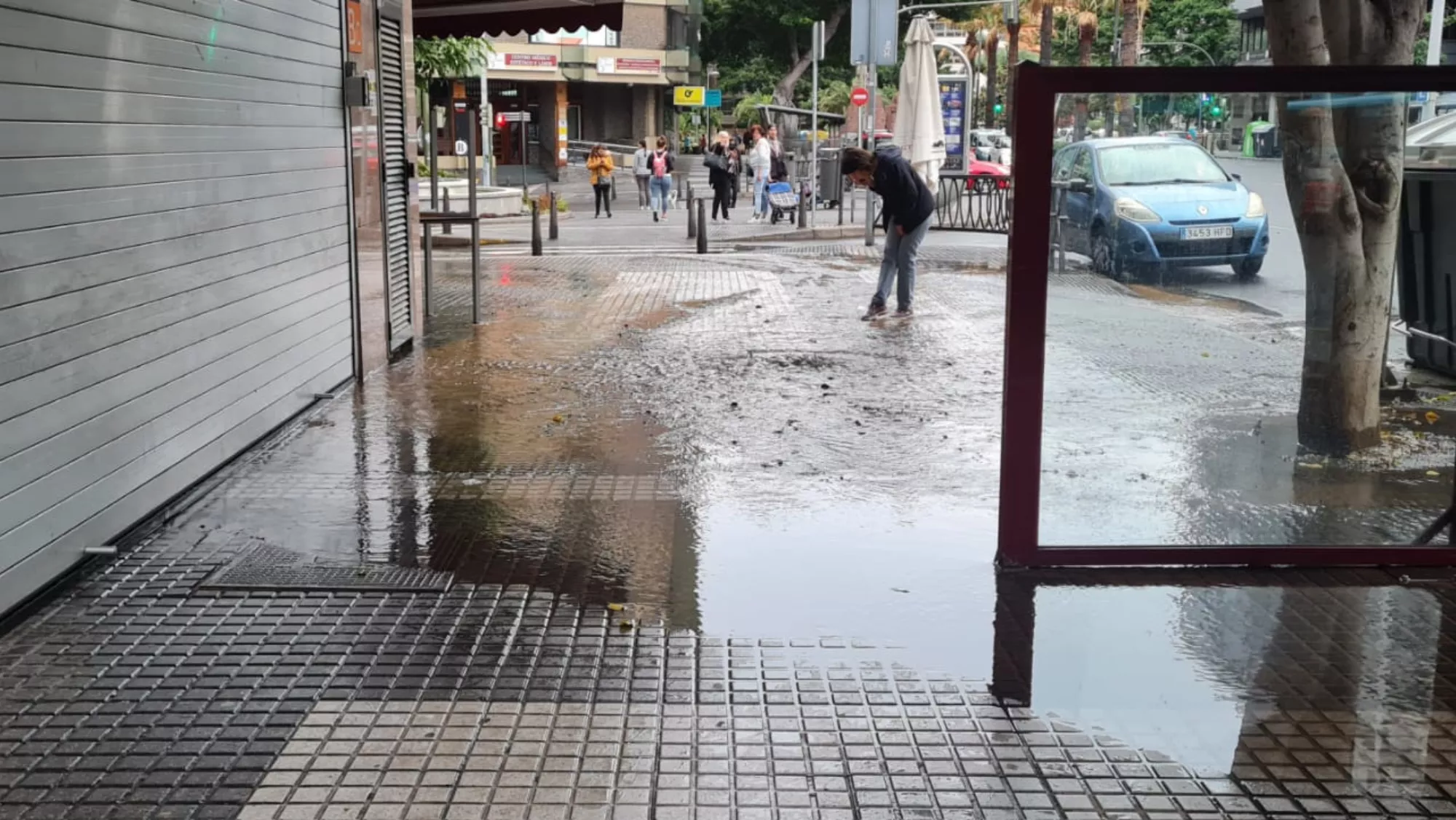 Una tubería de Mesa y López se rompe e inunda las aceras / CEDIDA