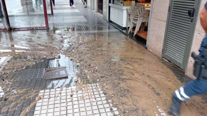 Tapa de la alcantarilla levantada por la presión del agua al romperse la tubería / CEDIDA