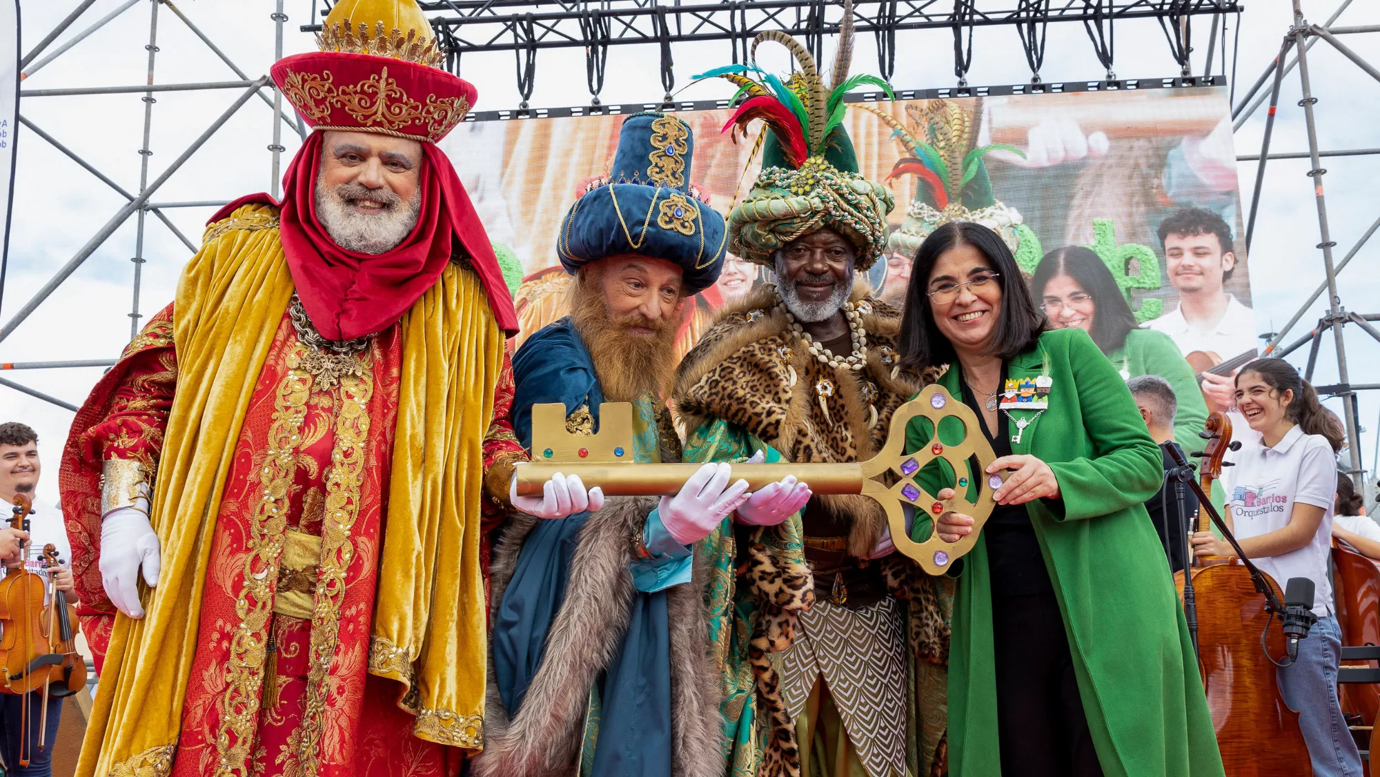 Los Reyes Magos reciben la llave de la ciudad de Las Palmas de Gran Canaria / EFE - QUIQUE CURBELO