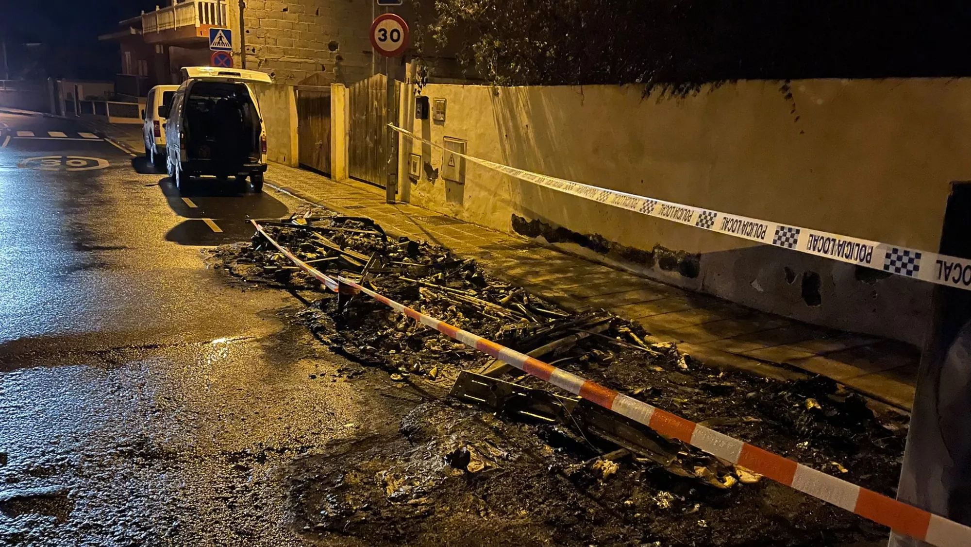 Unos contenedores calcinados en La Laguna / AYUNTAMIENTO DE LA LAGUNA