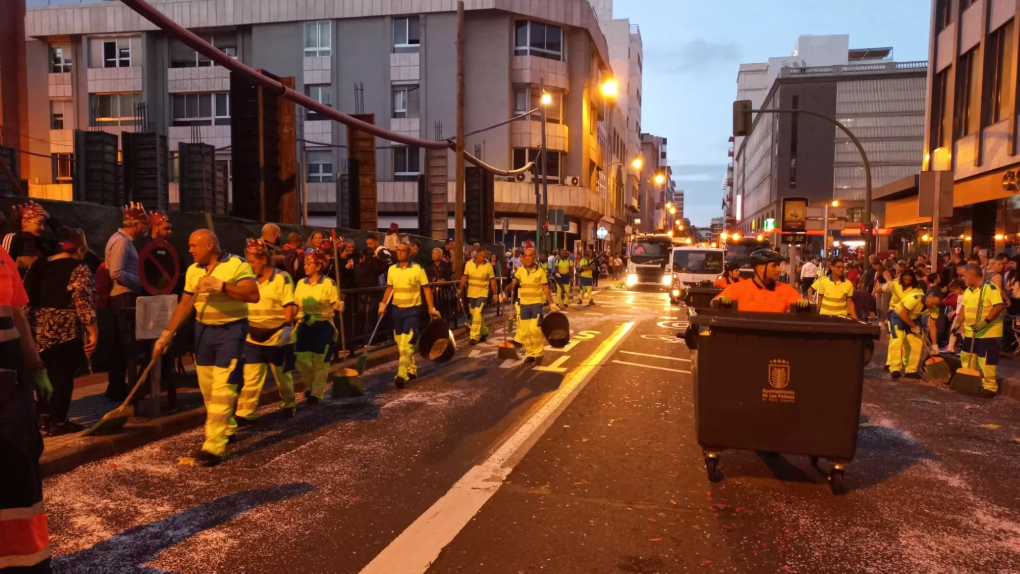 Servicios de limpieza tras la Cabalgata / AYUNTAMIENTO DE LAS PALMAS DE GRAN CANARIA