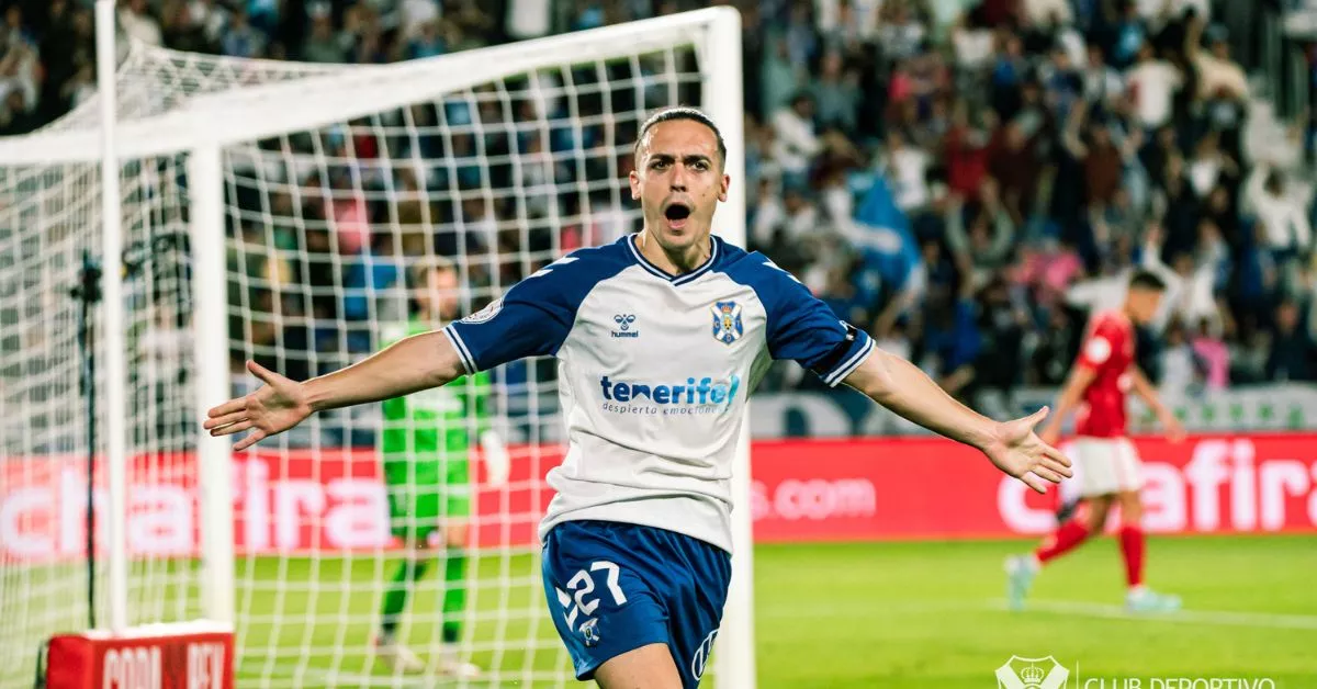 Luismi Cruz brilló con asistencia y gol en la victoria por 2-0 del Tenerife en el último derbi canario para eliminar a Las Palmas de la Copa del Rey. / @sanacosta_ 