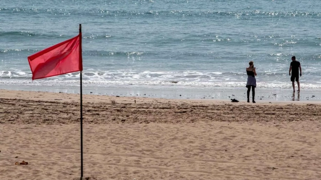 Bandera roja en una playa / EFE