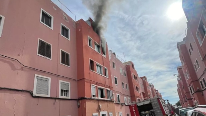 Incendio en una vivienda en el barrio de Escaleritas, en Las Palmas de Gran Canaria / BOMBEROS