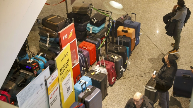 Maletas acumuladas en el aeropuerto de Bilbao. / EFE