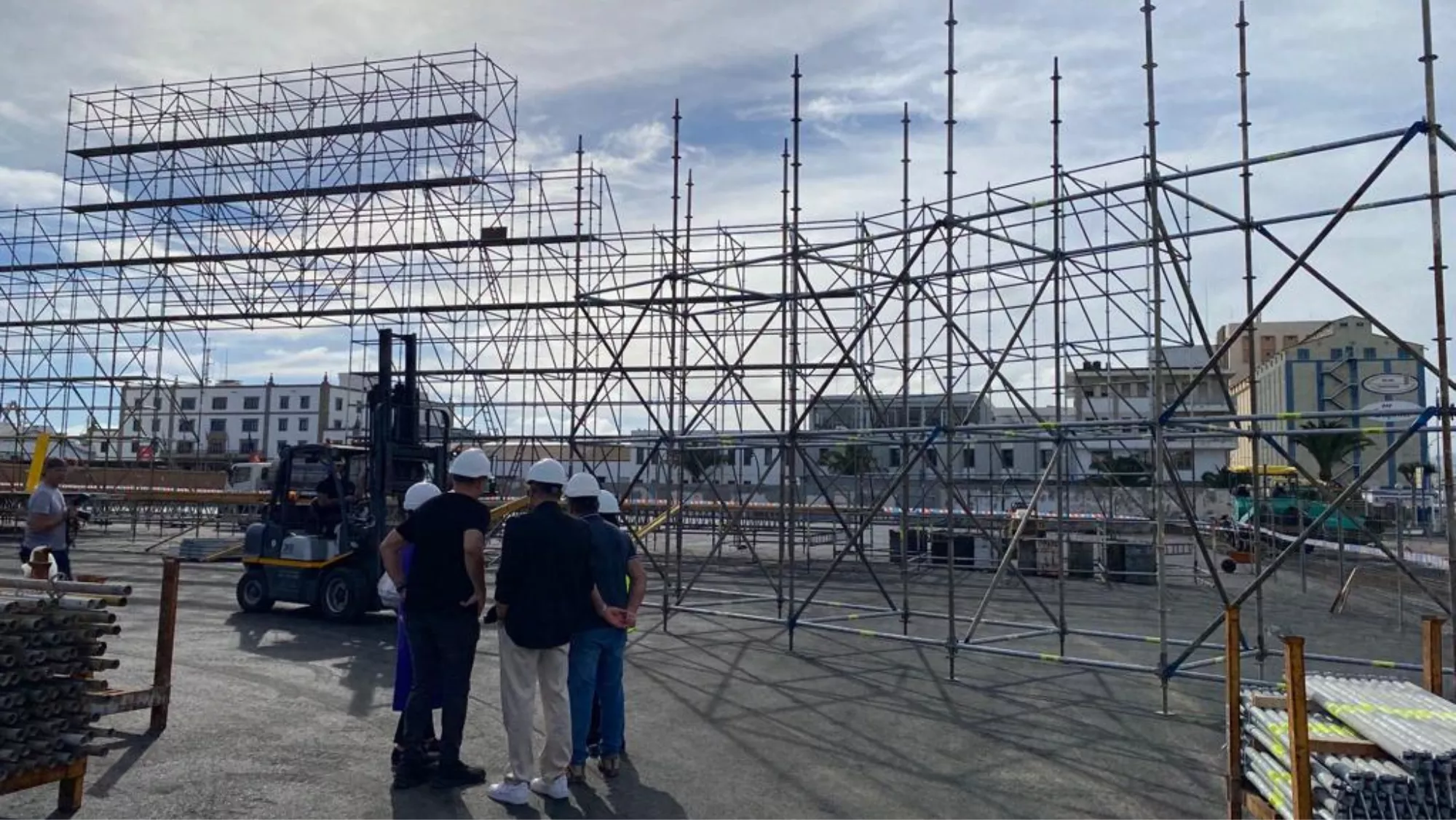 Los preparativos del escenario del Carnaval de Las Palmas de Gran Canaria, que el año pasado se montó en Belén María al ceder el puerto una parcela.  / ATLÁNTICO HOY  - ARIADNA MARTÍNEZ