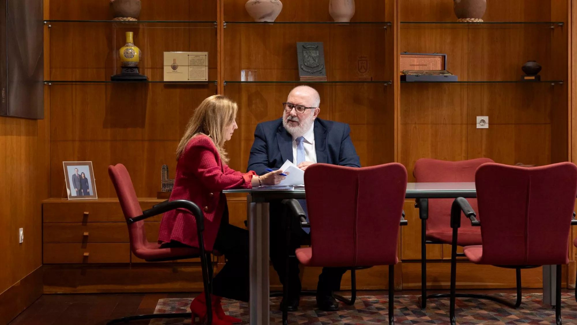 La presidenta del Cabildo de Tenerife, Rosa Dávila (i), ha mantenido un encuentro con el presidente de la CEOE en la isla, Pedro Alfonso (d)./ EFE/Miguel Barreto