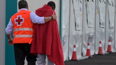 Una persona rescatada en El Hierro tras llegar en un cayuco con 122 personas. / EFE