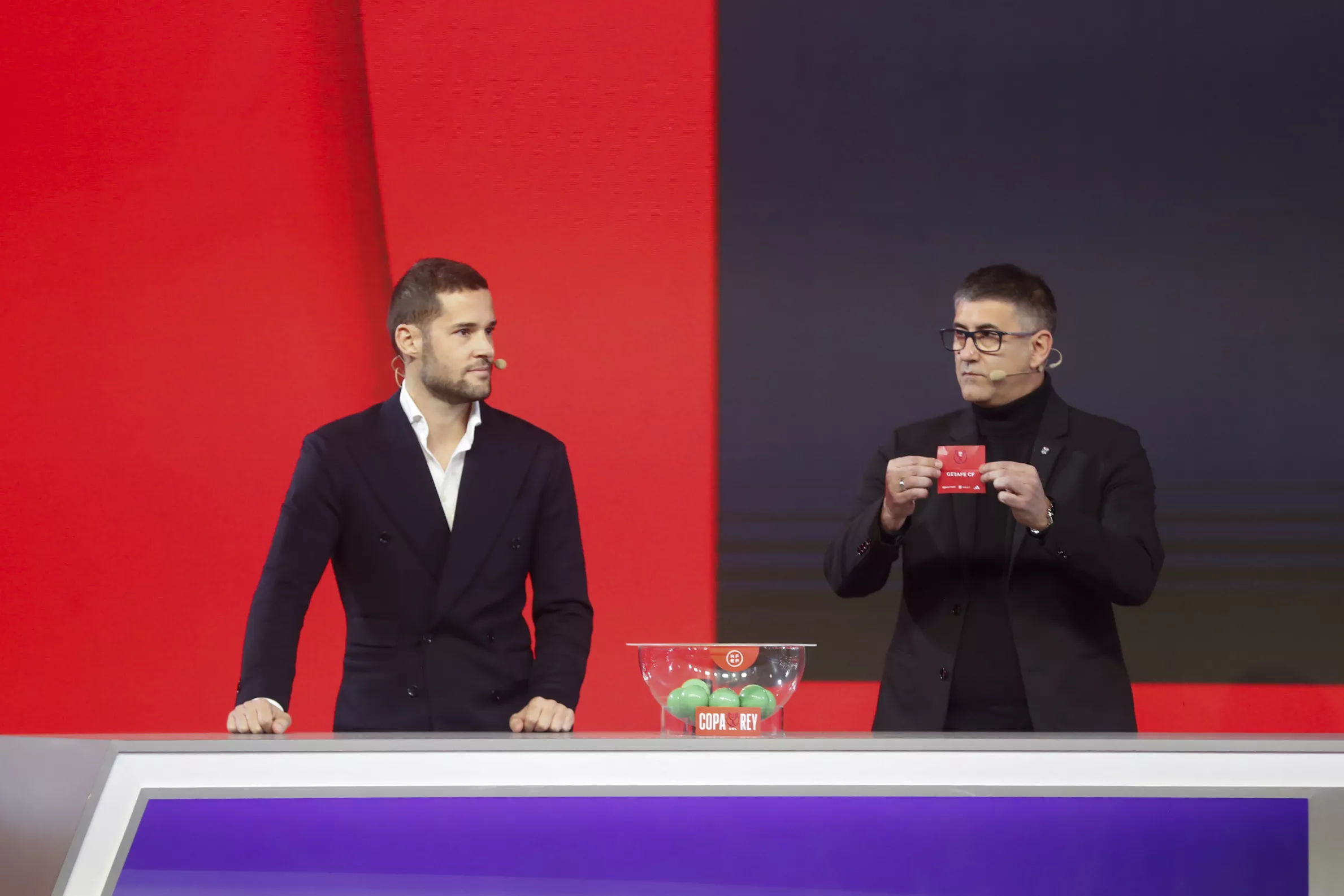 El exfutbolista español Mario Suárez (i) y el director deportivo del CD Tenerife, Francisco Mauro Pérez Gorrín en el sorteo este lunes. / EFE