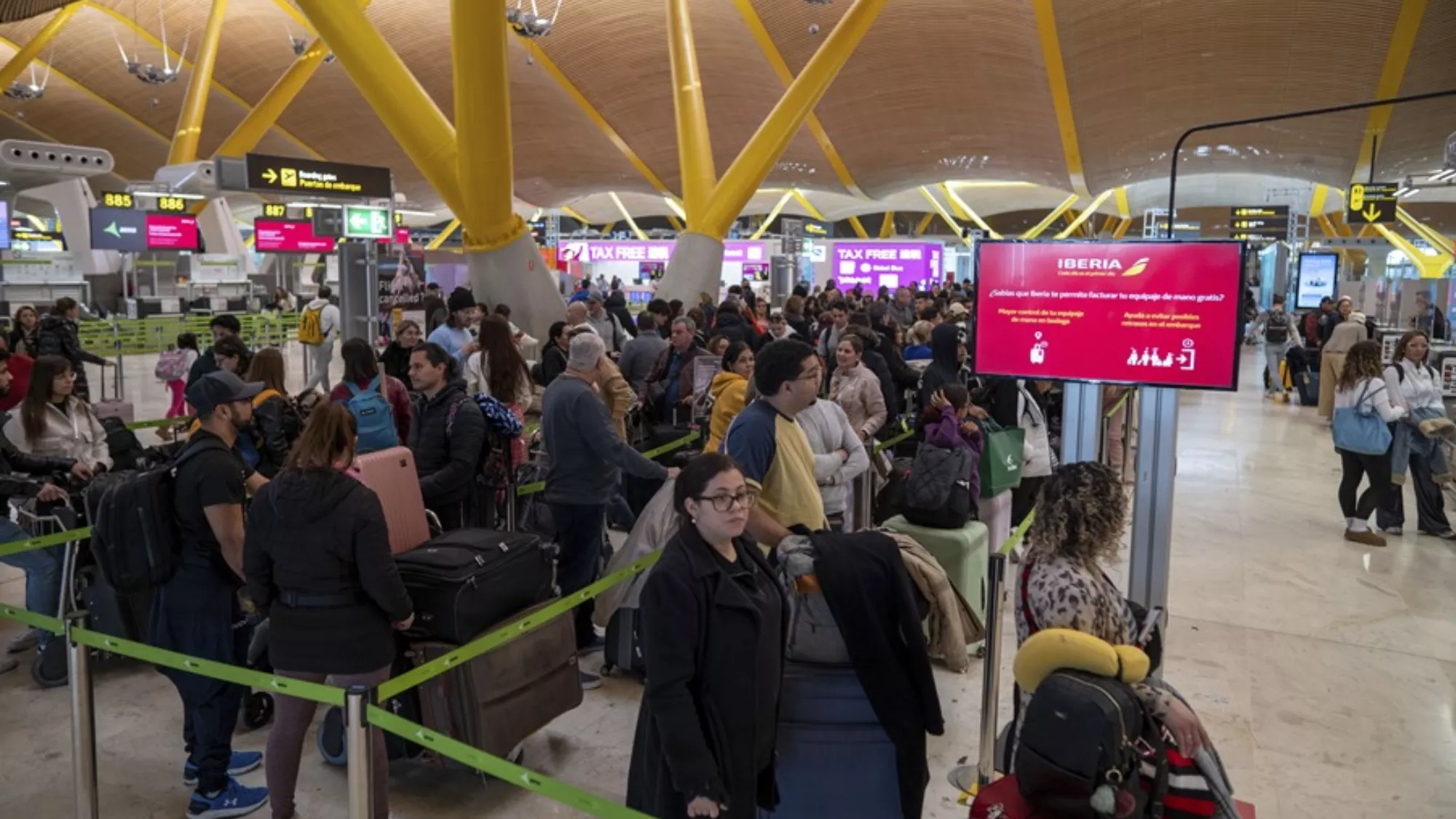 Vista de pasajeros en las colas de facturación para Iberia / EFE - FERNANDO VILLAR Vista de pasajeros en las colas de facturación para Iberia / EFE - FERNANDO VILLAR
