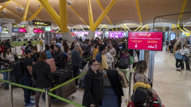 Vista de pasajeros en las colas de facturación para Iberia / EFE - FERNANDO VILLAR