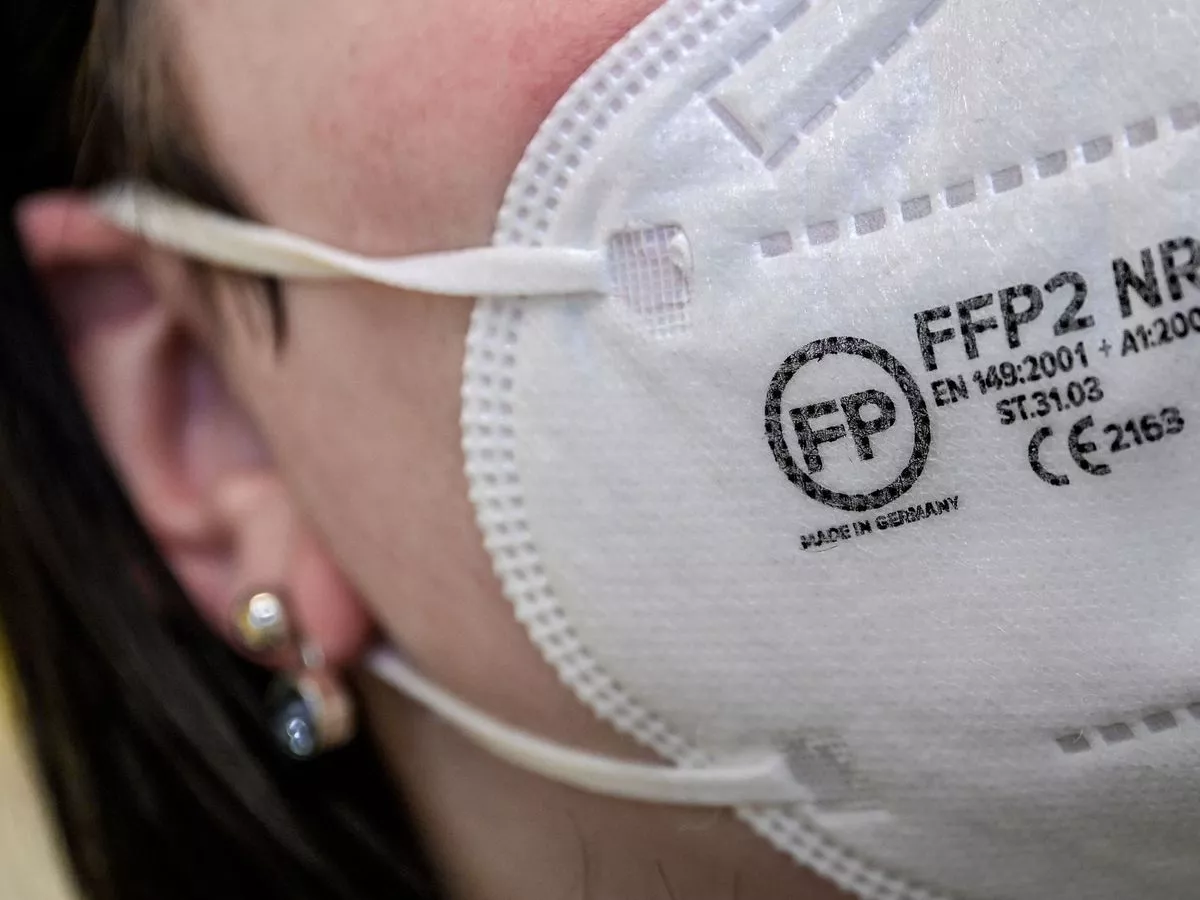 Imagen de una mujer con una mascarillas FP2, material sanitario. / ARCHIVO EFE