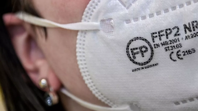Imagen de una mujer con una mascarillas FP2, material sanitario. / ARCHIVO EFE