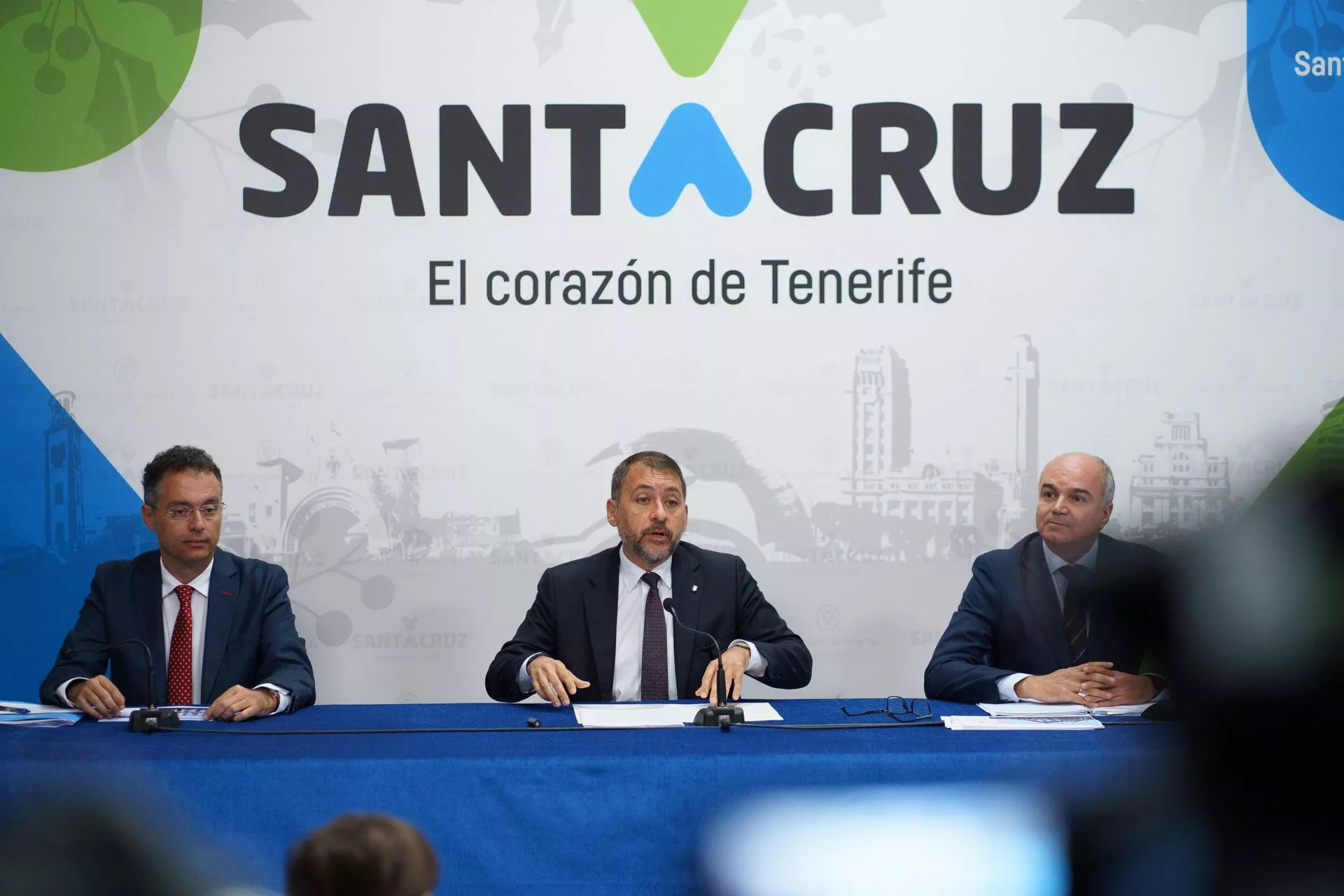 El alcalde de Santa Cruz de Tenerife, José Manuel Bermúdez (c); el primer teniente de alcalde, Carlos Tarife (i); y el concejal de Hacienda y Patrimonio, José Alberto Díaz-Estébanez (d) EFE/Ramón de la Rocha