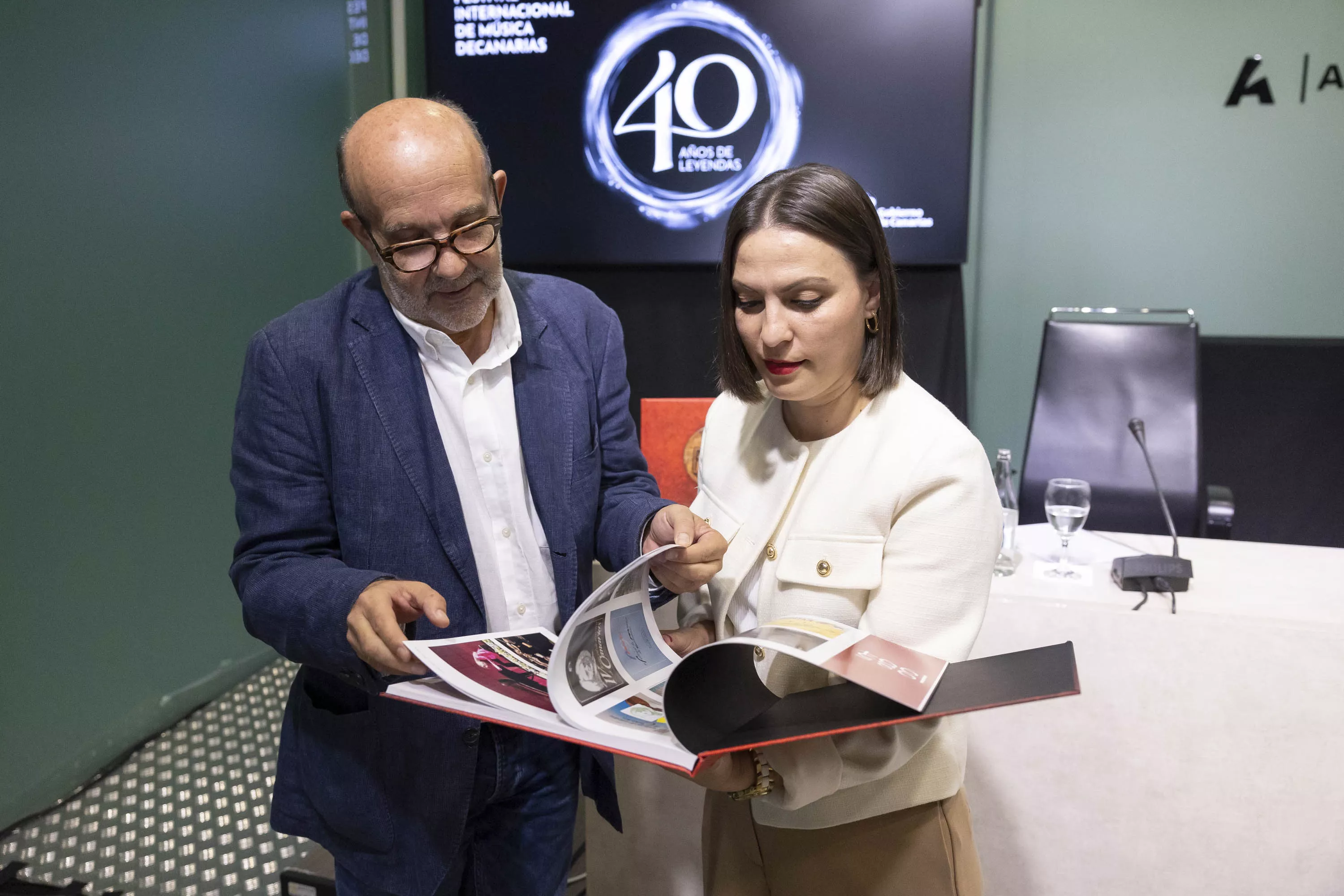 Estos son los requisitos para ser Director Artístico del Festival de Música de Canarias. En la imagen, la consejera de Cultura de la comunidad autónoma, Migdalia Machín y Jorge Perdigón, que deja el cargo de director del festival. / MIGUEL BARRETO-EFE