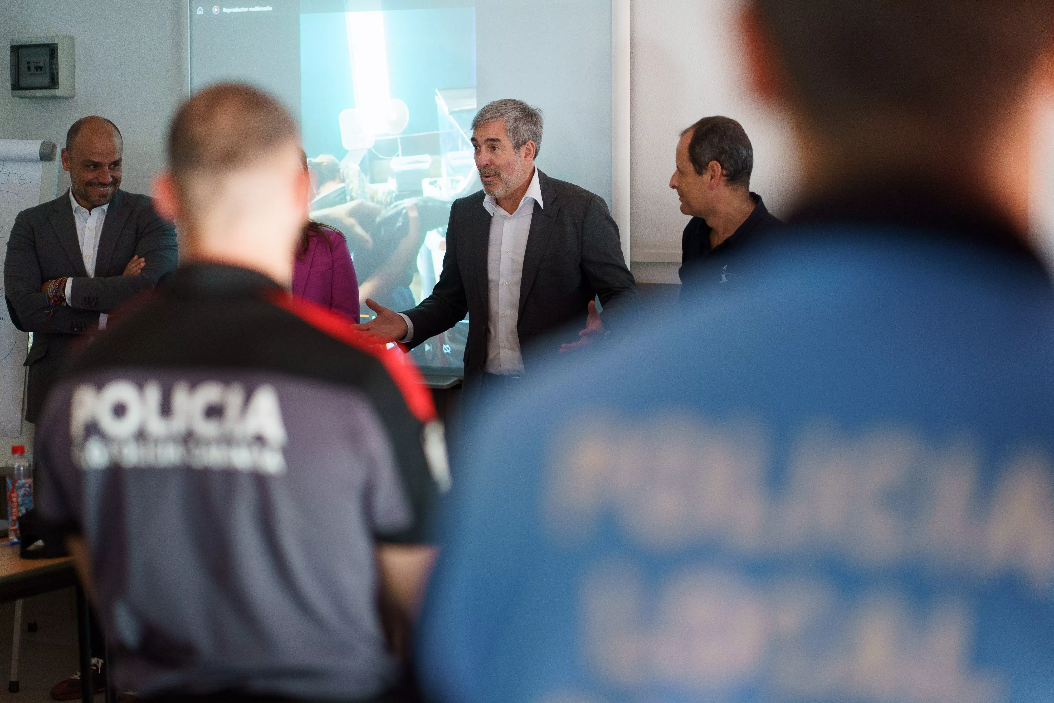  El presidente del Gobierno, Fernando Clavijo, ha visitado este martes la Academia Canaria de Seguridad y el cuartel de la Policía autonómica en Santa Cruz de Tenerife. / RAMON DE LA ROCHA-EFE