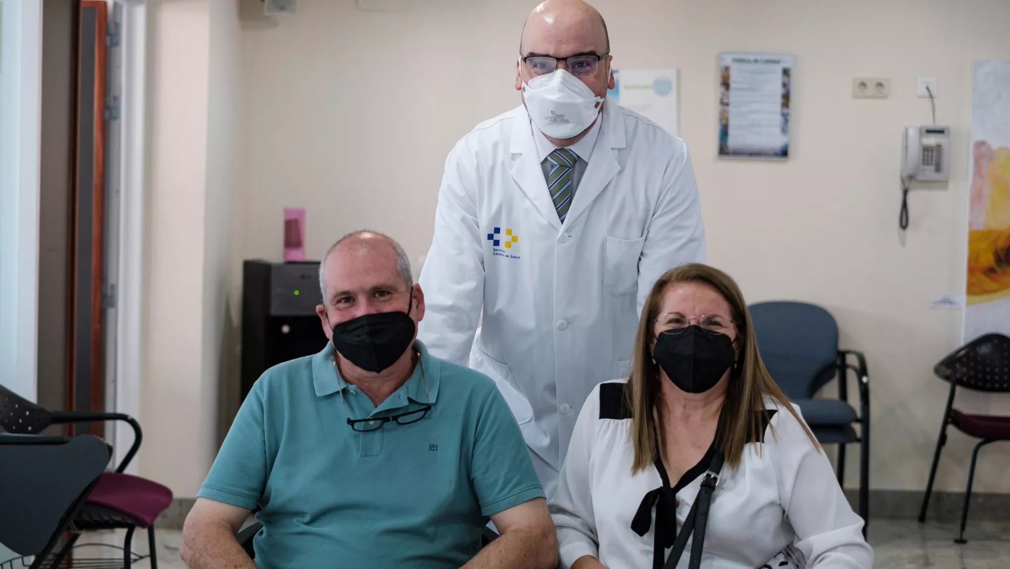 El jefe de servicio de Neurología del Hospital Universitario Doctor Negrín de Las Palmas de Gran Canaria, Ayoze González (c), posa con Ramón Sendra (i) y su esposa (d) / EFE - ÁNGEL MEDINA