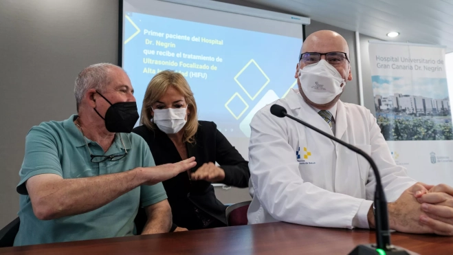 La consejera de Sanidad del Gobierno de Canarias, Esther Monzón (c); y el jefe de servicio de Neurología del Hospital Doctor Negrín, Ayoze González, y el paciente Ramón Sendra / EFE - ÁNGEL MEDINA