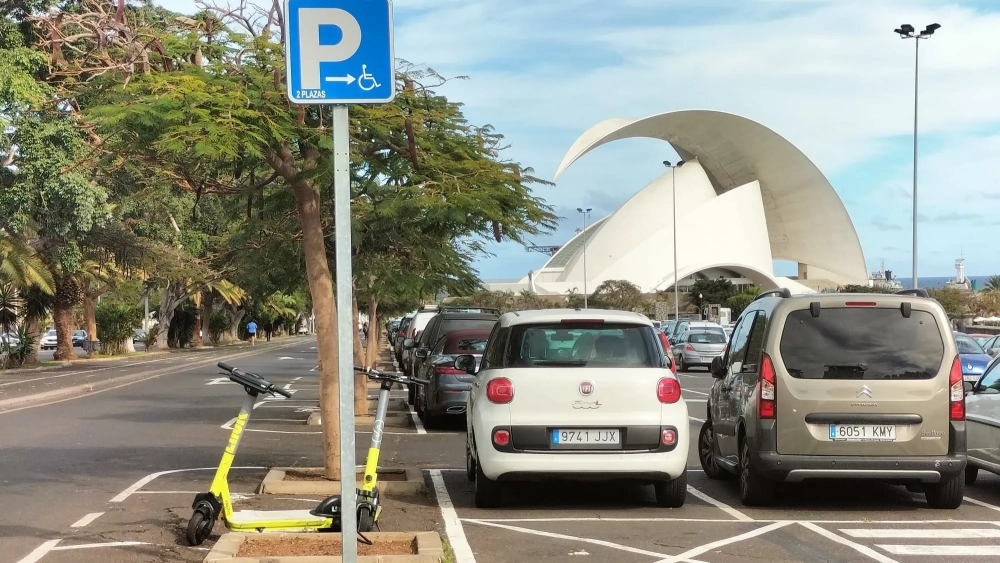 Patinetes desperdigados por el aparcamiento del Palmetum./ AH Patinetes desperdigados por el aparcamiento del Palmetum./ AH