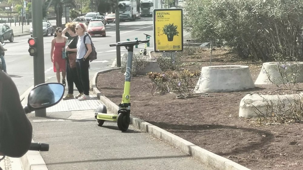 Acera frente al Auditorio de Tenerife Adán Martín con dos patinetes abandonados obstaculizando el paso./ AH Acera frente al Auditorio de Tenerife Adán Martín con dos patinetes abandonados obstaculizando el paso./ AH