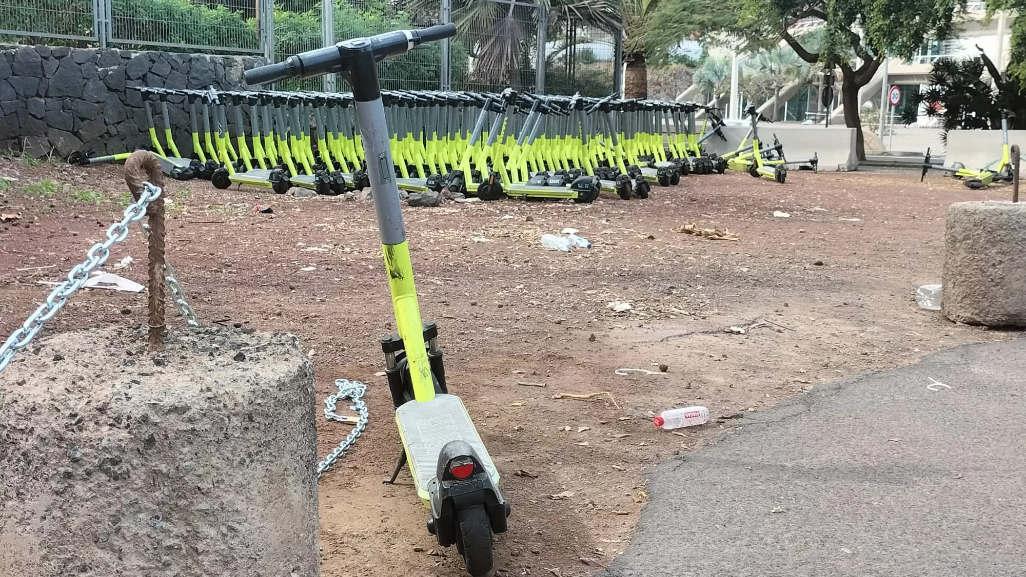 Patinetes Link acumulados en el aparcamiento del Palmetum por la empresa Superpedestrian./ AH Patinetes Link acumulados en el aparcamiento del Palmetum por la empresa Superpedestrian./ AH