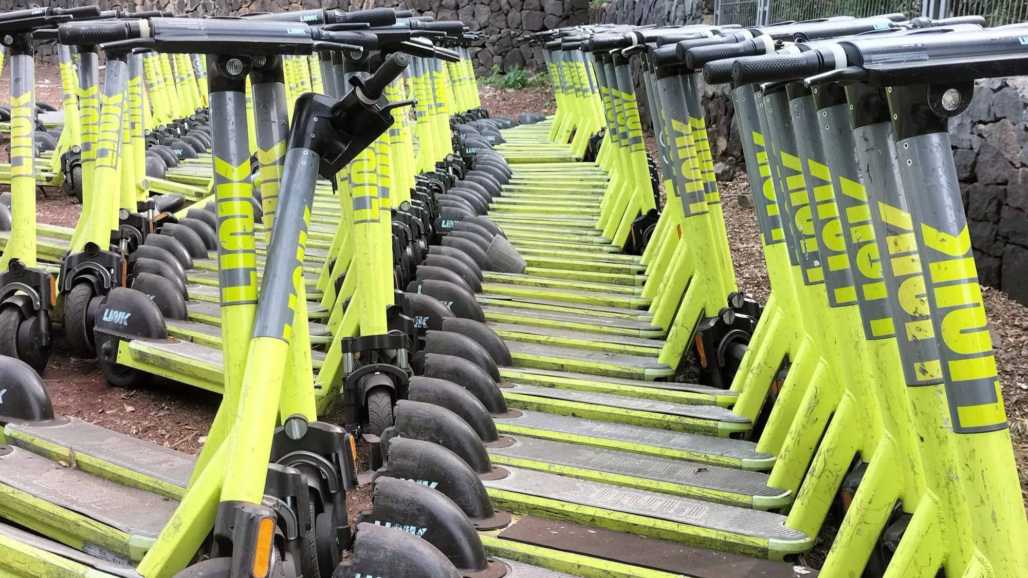 Patinetes Link acumulados en el aparcamiento del Palmetum por la empresa Superpedestrian./ AH