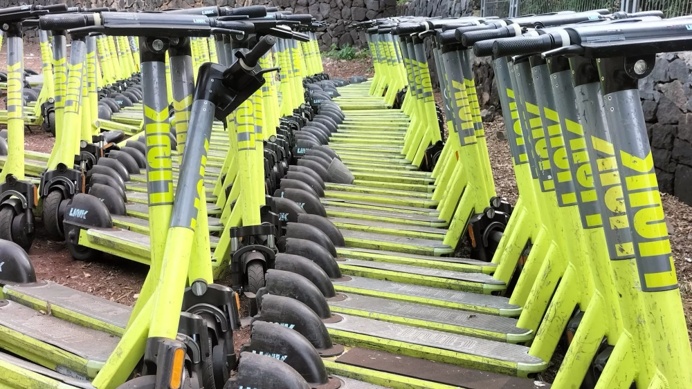 Patinetes Link acumulados en el aparcamiento del Palmetum por la empresa Superpedestrian./ AH Patinetes Link acumulados en el aparcamiento del Palmetum por la empresa Superpedestrian./ AH