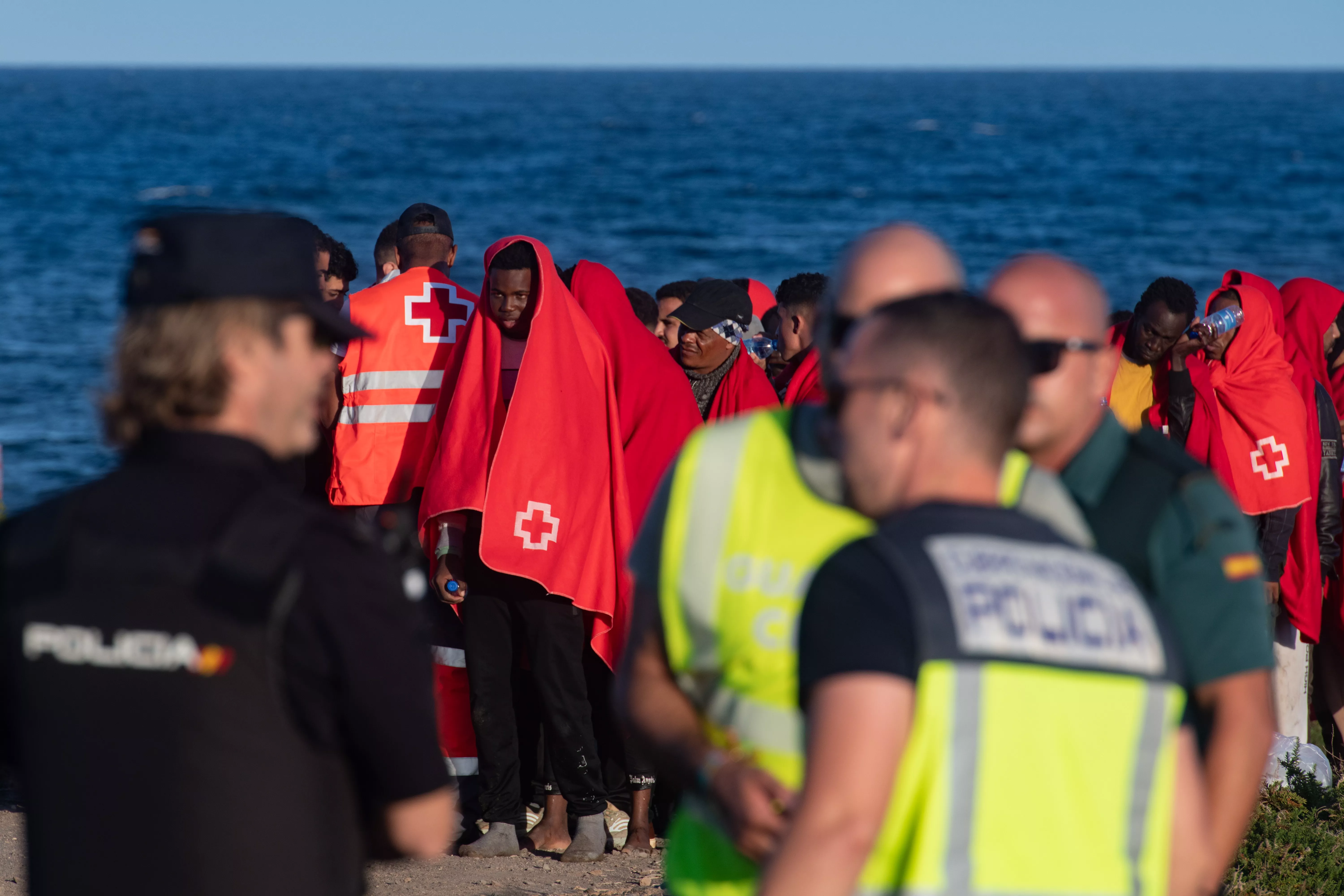 Un grupo de 55 inmigrantes de origen subsahariano y magrebí que han sobrevivido a la ruta canaria. / EFE Un grupo de 55 inmigrantes de origen subsahariano y magrebí que han sobrevivido a la ruta canaria. / EFE