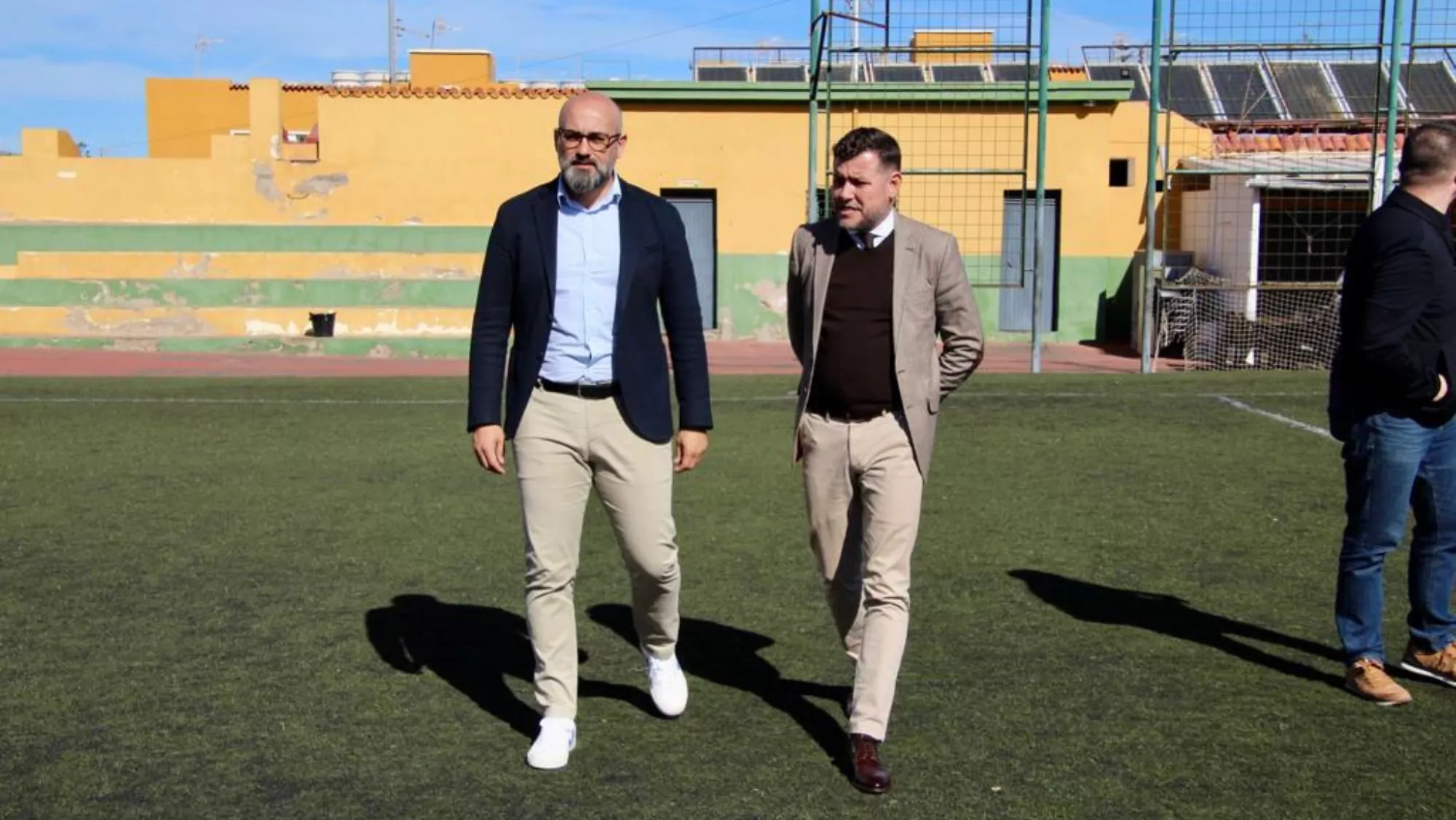 El consejero de Deportes, Aridany Romero, (i) y el alcalde de Gáldar, Teorodo Sosa. / CEDIDA