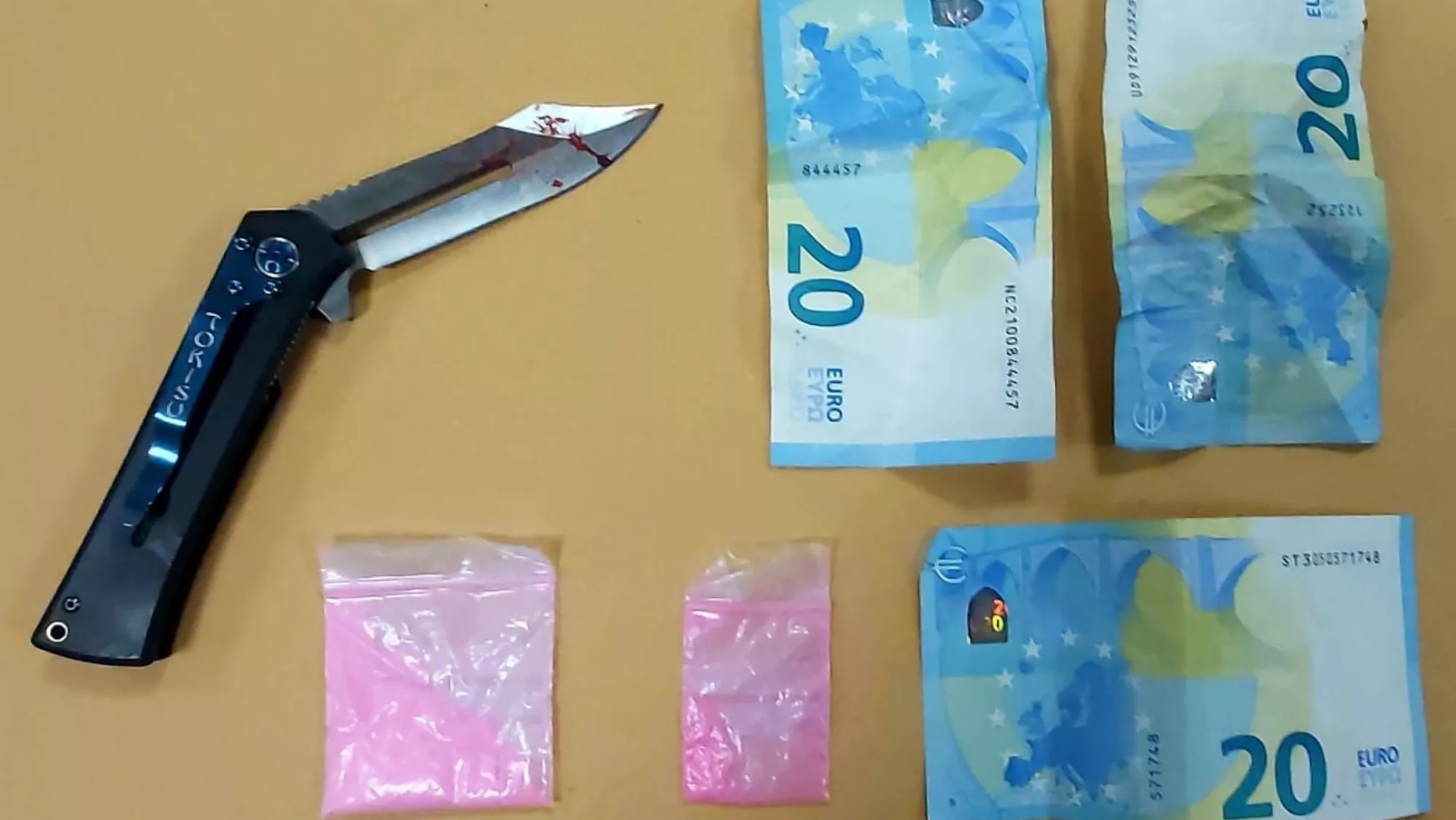La navaja ensangrentada, dinero en efectivo y cocaína rosa / POLICÍA NACIONAL