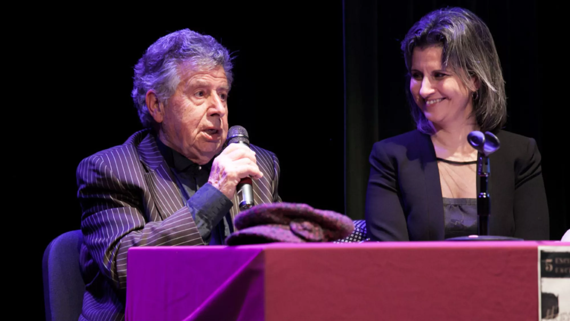 Homenaje a Fernando Garciaramos, junto a la hoy vicerrectora de Cultura y Extensión Universitaria, Isabel León.  UNIVERSIDAD DE LA LAGUNA